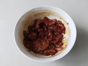 切好的肉片，放入盐，生抽老抽，姜末，料酒，五香粉和香油调拌均匀，稍微腌制一下入味