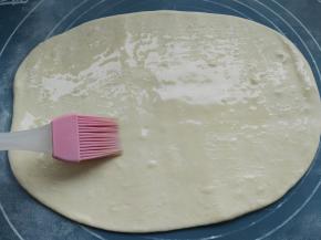 用刷子刷上一层薄薄的油