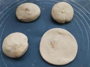 然后擀成小圆饼，烧饼胚