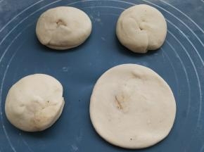然后擀成小圆饼，烧饼胚