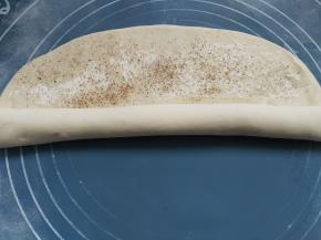 从一头卷起，如图