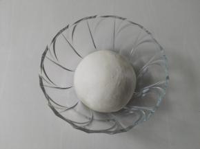 干酵母加温水稀释一下，然后和面粉和成面团，发酵