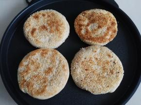 电饼铛提前预热，放入烧饼开始烙烤，烙至两面金黄熟透即可