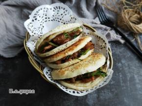 把烧饼中间切一刀，把烤肉夹进去，便可以吃了，很香哦