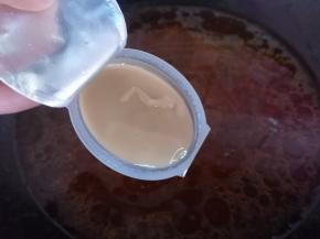 放入一小盒家乐浓汤宝