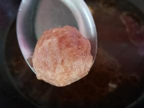 水开始冒热气的时候，把肉汆成丸子下入锅中