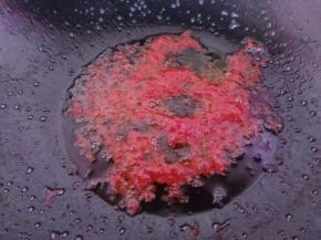 锅里放入少许油，然后放入番茄酱炒出红油