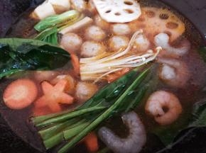 入蔬菜，煮熟捞出蘸料汁就可以开吃了