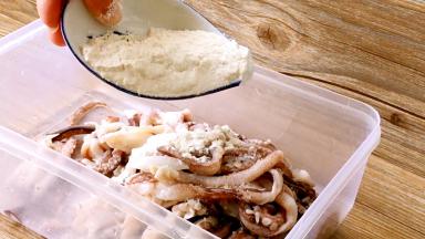 面粉拌匀，腌制五分钟