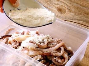 面粉拌匀，腌制五分钟