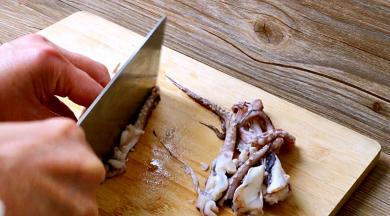 鱿鱼须从嘴部切开，每条腿切段