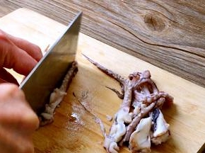 鱿鱼须从嘴部切开，每条腿切段