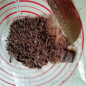 2.黑巧尽量切碎一些，方便后面融化，我在巧克力的下面垫了保鲜袋，这样方便拿取；