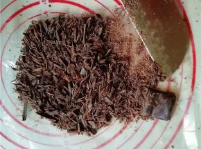 2.黑巧尽量切碎一些，方便后面融化，我在巧克力的下面垫了保鲜袋，这样方便拿取；