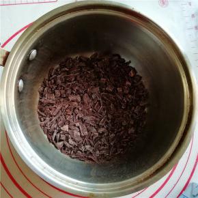 3.将切好的巧克力碎放入奶锅中备用。