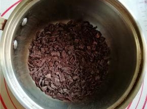 3.将切好的巧克力碎放入奶锅中备用。