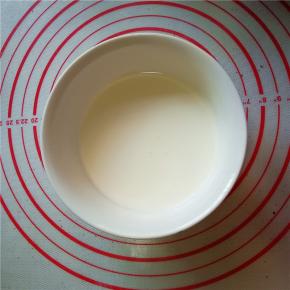4.将100毫升淡奶油放在可加热的瓷碗中；