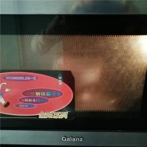 5.我用微波炉小火加热，时刻观察当淡奶油刚开始冒泡，微微沸腾，立刻取出；