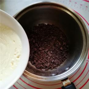 6.倒入装有巧克力碎的奶锅中，不停的转动奶锅；