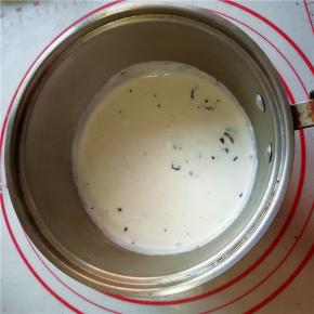 7.确保所有巧克力碎都被覆盖，千万不要搅拌；