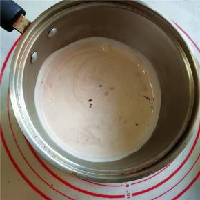 8.让巧克力浸泡在淡奶油中5-10分钟左右。