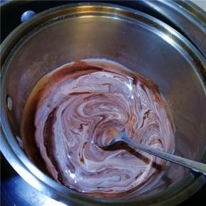 9.5分钟后，用小勺从溶液中心开始向外画圈，轻轻搅拌（避免气泡产生）