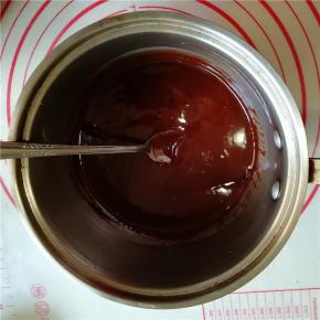 直至变得浓稠有光泽，甘那许就做好了。