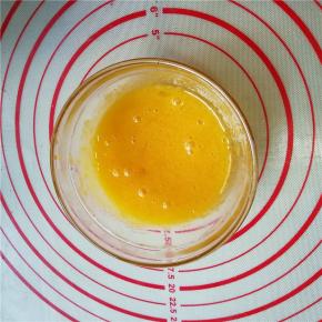 11.另取一碗，放入2个蛋黄、15克细砂糖，用手动打蛋器混合均匀备用；