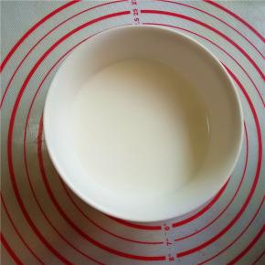 12.将150毫升全脂牛奶同样用微波炉加热至沸腾；