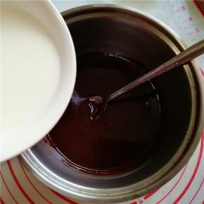 13.分次少量倒入巧克力甘纳许中搅拌均匀。