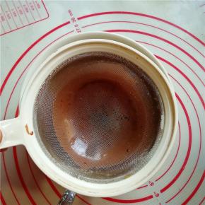 15.将混合物用滤网过滤一下，可以过滤两遍；