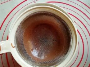 15.将混合物用滤网过滤一下，可以过滤两遍；
