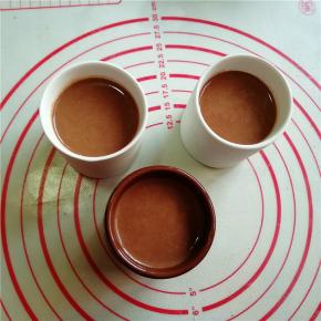 16.将过滤后的混合物倒入耐热容器中；