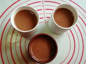 16.将过滤后的混合物倒入耐热容器中；