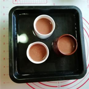 17.放进注有80度左右热水的烤盘中，水浴法烘烤，烤箱160度，烘烤25分钟左右；