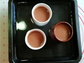 17.放进注有80度左右热水的烤盘中，水浴法烘烤，烤箱160度，烘烤25分钟左右；