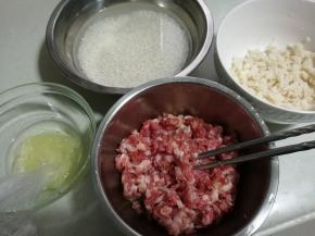 糯米提前洗过浸泡3小时或冰箱冷藏过夜，藕丁切好，葱姜水准备好。