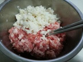 肉末加调料和藕丁