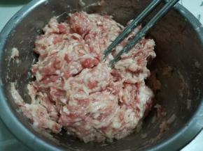 顺着一个方向用力搅拌上劲