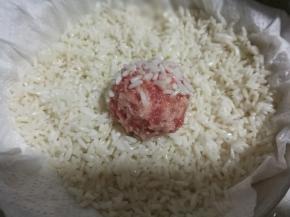 取肉末做成丸子，在糯米里滚一圈粘满糯米