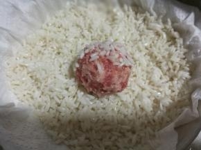 取肉末做成丸子，在糯米里滚一圈粘满糯米