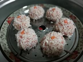 丸子上摆一粒胡萝卜丁作装饰，摆上蒸格（我怕有肉汁溜走，所以下面垫了一个盘子，事实证明不需要，盘子里并没有肉汁）水烧开后放上蒸格