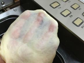 程序结束后再次启动和面程序20分钟揉至完全扩展状态，放入温暖湿润处发酵至两倍大