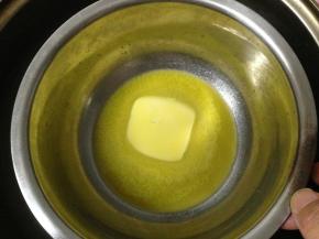 面团发酵期间来制作椰蓉馅料：黄油隔热水融化