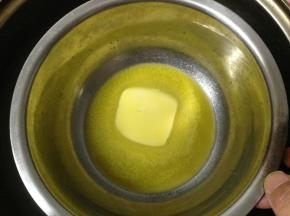 面团发酵期间来制作椰蓉馅料：黄油隔热水融化