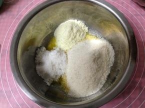 加入椰蓉、白糖、奶粉