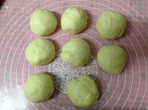 发酵好的面团取出，平均分成八份搓圆，静置五分钟
