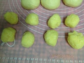 椰蓉馅也分成八份