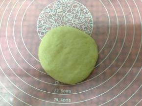 取一份擀开