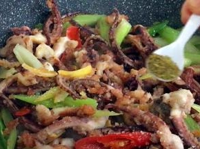 麻椒粉翻炒均匀，出锅装盘